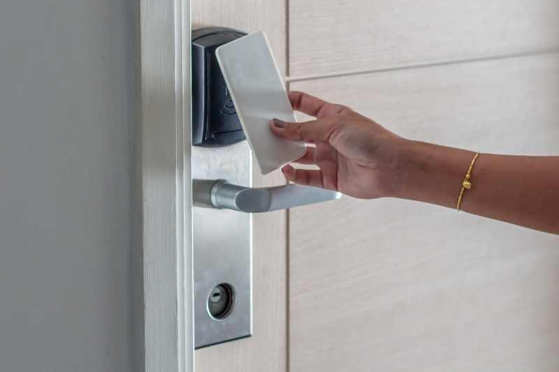 Khóa cửa thẻ từ là gì?